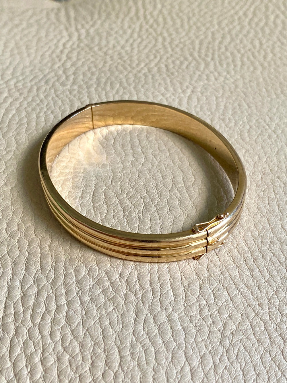 Made in 1952 - 18k gold hinged bangle with ridged hemispheres