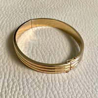 Made in 1952 - 18k gold hinged bangle with ridged hemispheres