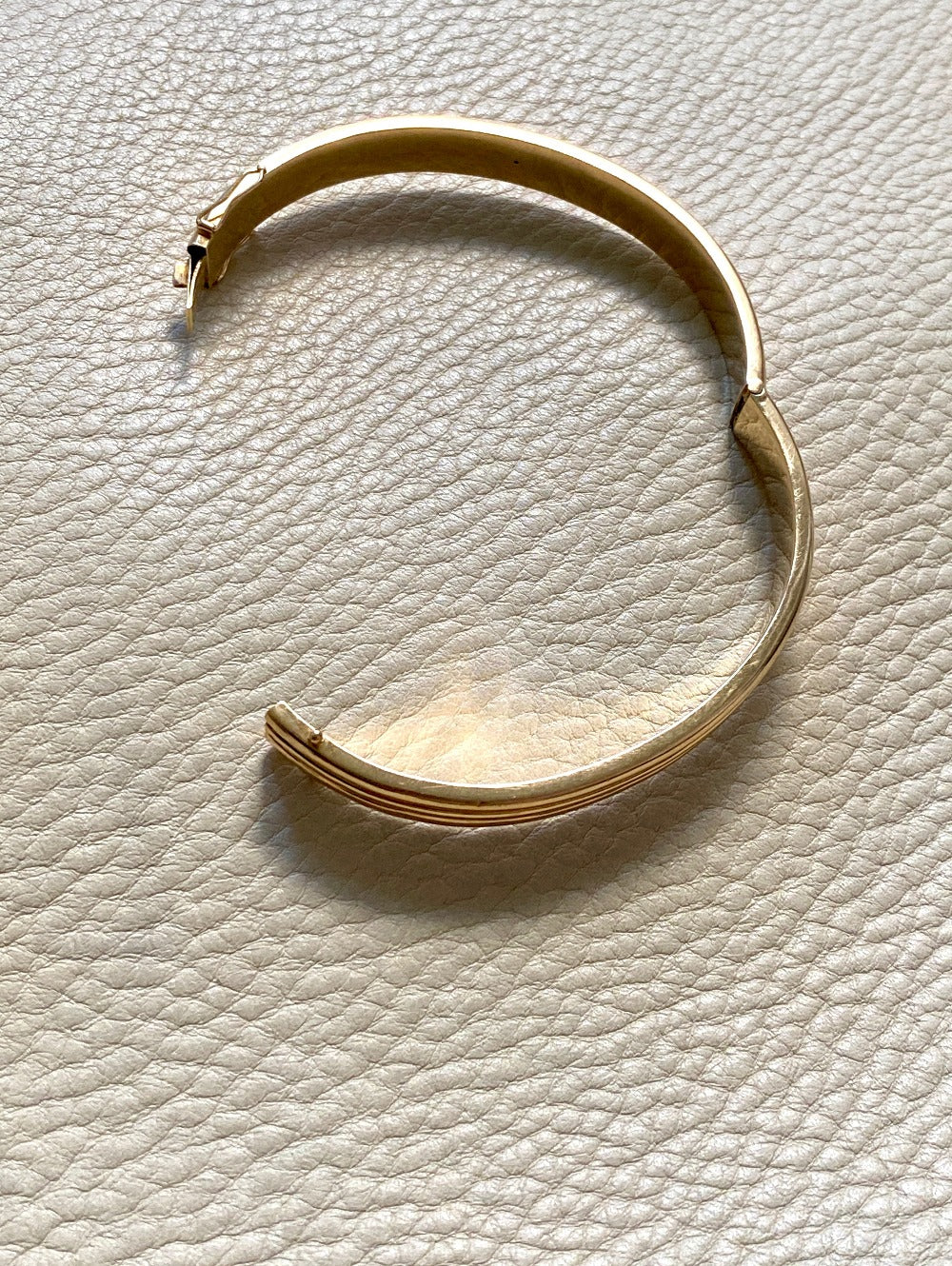 Made in 1952 - 18k gold hinged bangle with ridged hemispheres