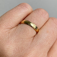 Sparkle scalloped edge 18k gold band ring from Ostersund, Sweden - size 6.5