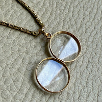 ‘Pool of Light’ Antique Locket in 18k Gold - Victorian era 1830-1854 - Signed pendant