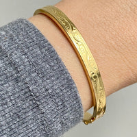 Made in 1951 - 18k gold hinged bangle with etched floral motif - By Heribert Engelbert - Stockholm, Sweden
