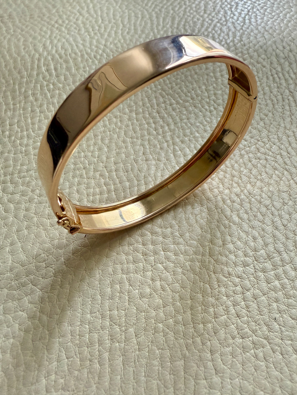 SUBLIME Midcentury Era Smooth 11.5mm Wide 18k gold Hinged Bangle - 7.25 inch interior circumference