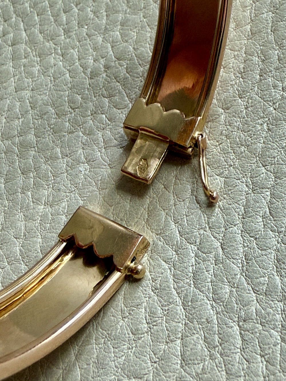 SUBLIME Midcentury Era Smooth 11.5mm Wide 18k gold Hinged Bangle - 7.25 inch interior circumference