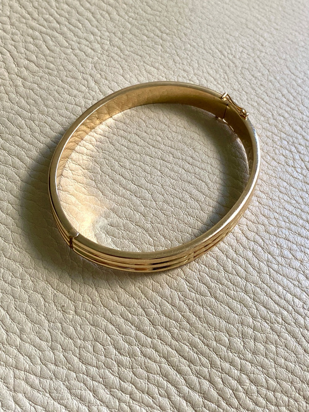 Made in 1952 - 18k gold hinged bangle with ridged hemispheres