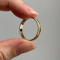 18k gold ring with diamond cut sparkle detail - size 8.5