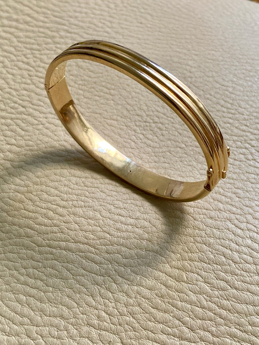 Made in 1952 - 18k gold hinged bangle with ridged hemispheres