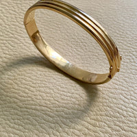 Made in 1952 - 18k gold hinged bangle with ridged hemispheres
