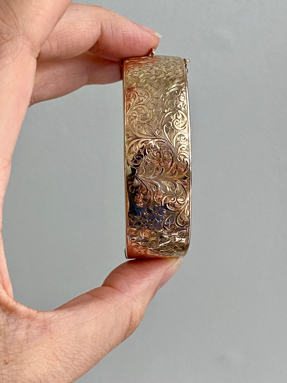 Antique floral engraved wide hinged 9k bangle - Birmingham, England