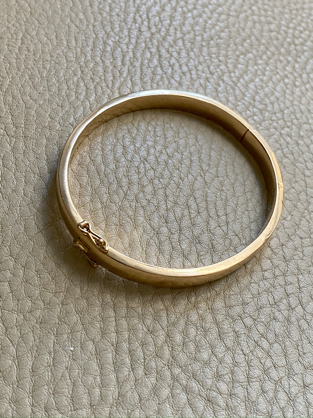 Midcentury era Scandinavian vintage 18k Gold hinged bangle