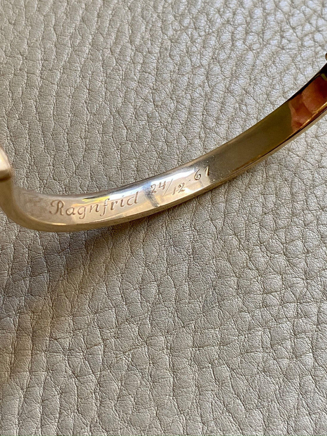 Midcentury era Scandinavian vintage 18k Gold hinged bangle