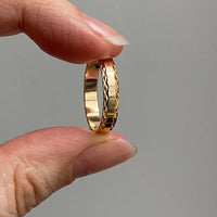 18k gold ring with diamond cut sparkle detail - size 8.5
