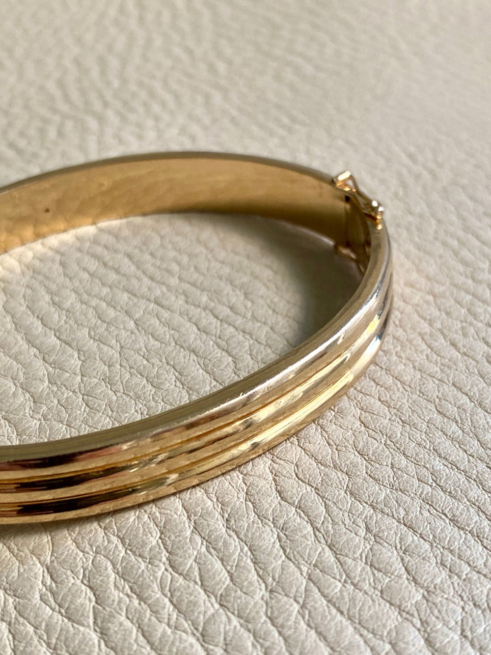 Made in 1952 - 18k gold hinged bangle with ridged hemispheres