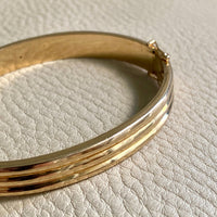 Made in 1952 - 18k gold hinged bangle with ridged hemispheres