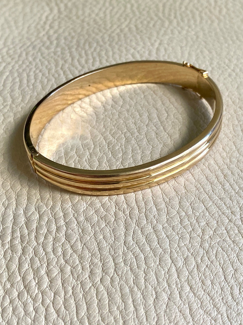 Made in 1952 - 18k gold hinged bangle with ridged hemispheres