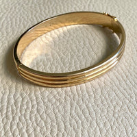 Made in 1952 - 18k gold hinged bangle with ridged hemispheres
