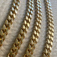 Close-up of a heavy Italian vintage curb link necklace in solid 18k gold.