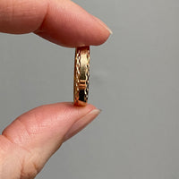 18k gold ring with diamond cut sparkle detail - size 8.5