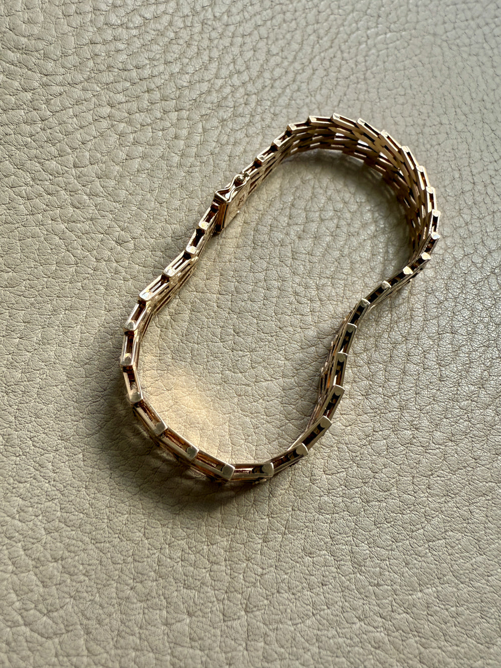 Vintage Scandinavian V Link Bracelet in 14k Gold Signed SV Glymerrs - 7.4 inch length