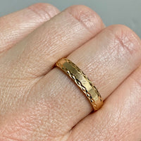 18k gold ring with diamond cut sparkle detail - size 8.5