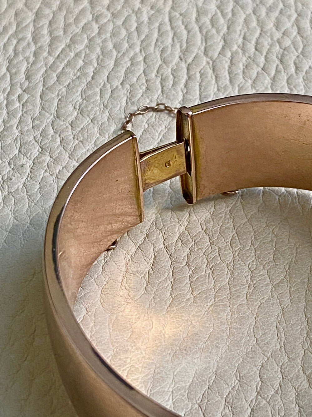 Antique floral engraved wide hinged 9k bangle - Birmingham, England