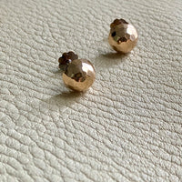 So GOOD!! - 18k gold vintage faceted dome earrings with flower form post caps