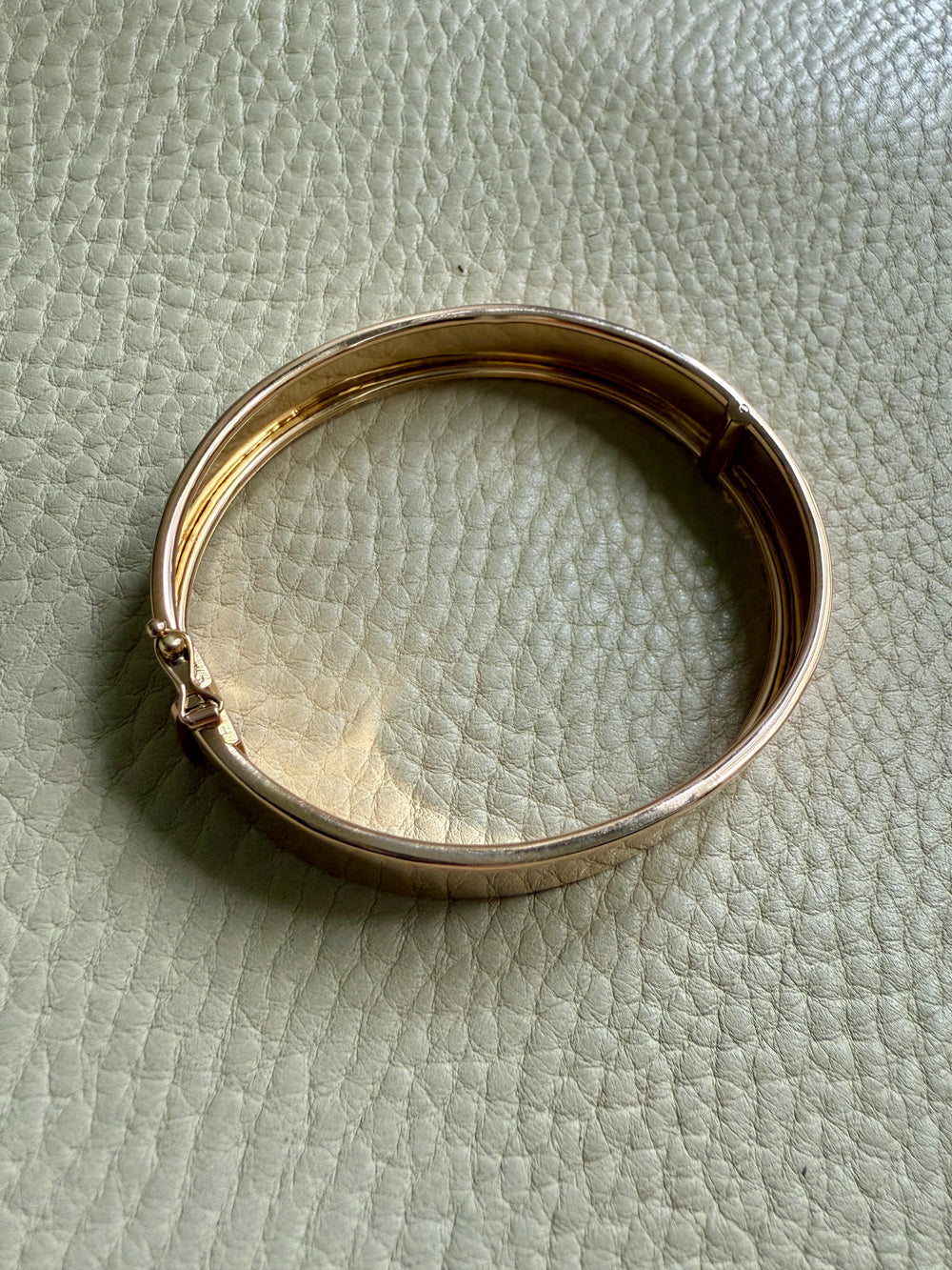 SUBLIME Midcentury Era Smooth 11.5mm Wide 18k gold Hinged Bangle - 7.25 inch interior circumference