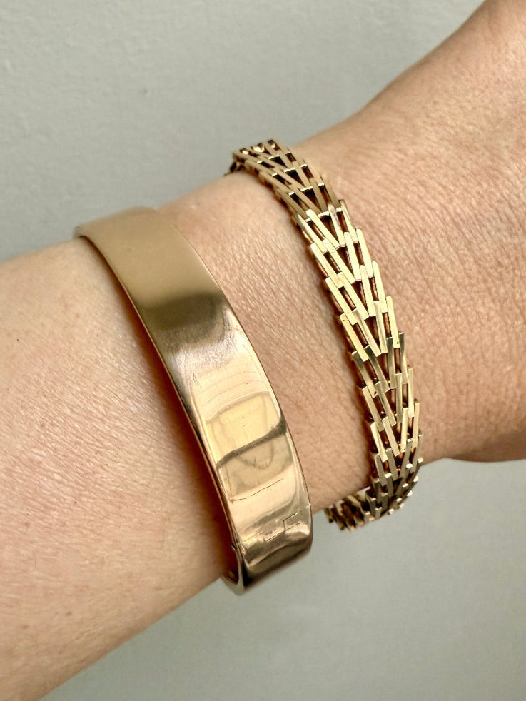 SUBLIME Midcentury Era Smooth 11.5mm Wide 18k gold Hinged Bangle - 7.25 inch interior circumference
