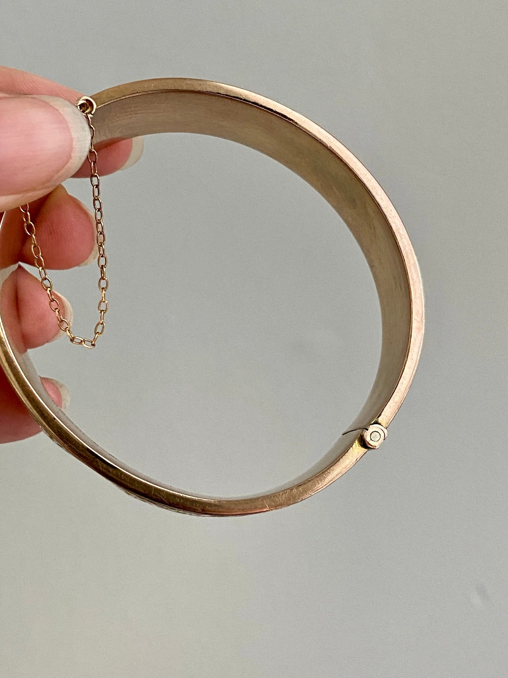 Antique floral engraved wide hinged 9k bangle - Birmingham, England