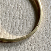 Made in 1951 - 18k gold hinged bangle with etched floral motif - By Heribert Engelbert - Stockholm, Sweden