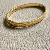 Made in 1951 - 18k gold hinged bangle with etched floral motif - By Heribert Engelbert - Stockholm, Sweden