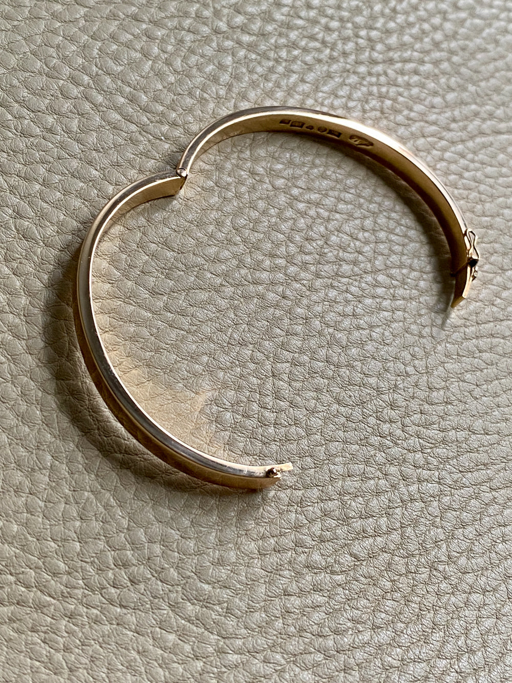 1940s era Modernist Swedish 18k Gold Hinged Bangle - maker Stigbert - 6.8 inch