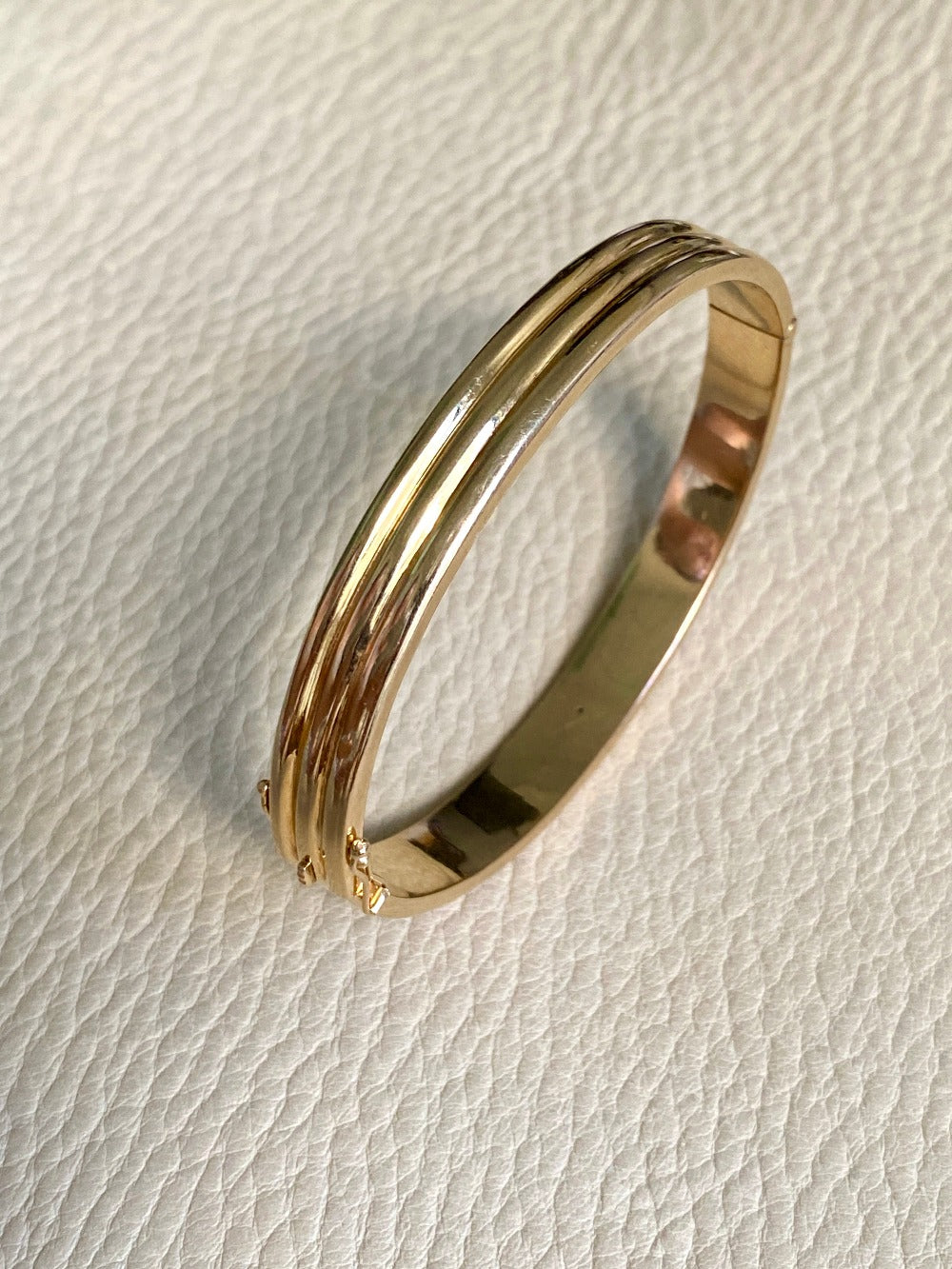Made in 1952 - 18k gold hinged bangle with ridged hemispheres