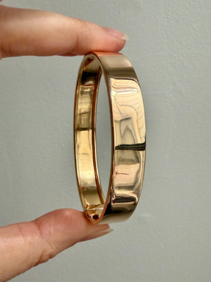 SUBLIME Midcentury Era Smooth 11.5mm Wide 18k gold Hinged Bangle - 7.25 inch interior circumference