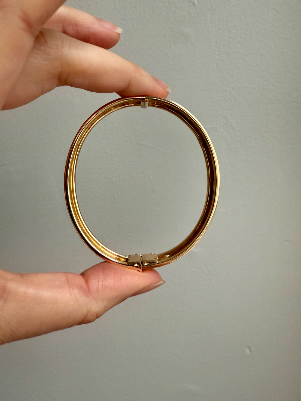 SUBLIME Midcentury Era Smooth 11.5mm Wide 18k gold Hinged Bangle - 7.25 inch interior circumference