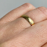 Sparkle scalloped edge 18k gold band ring from Ostersund, Sweden - size 6.5