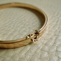 1950s era 18k Gold Hinged Bangle Bracelet – 7.25 Inch Interior Circumference