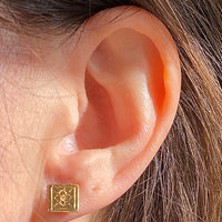 Square hand engraved earrings with 4 petal flower motif in 18k gold