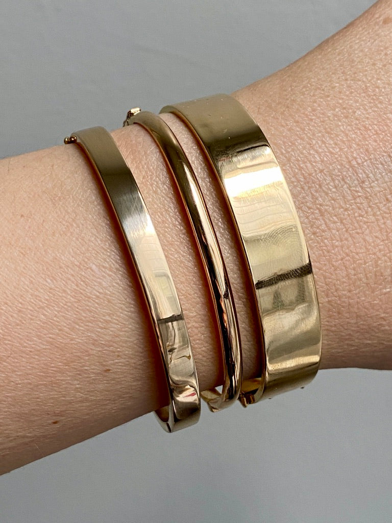 1962 Wide Hinged Bangle in 18k gold - Etched Curls Pattern - Stockholm, Sweden - 7 inch interior