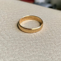Sparkle scalloped edge 18k gold band ring from Ostersund, Sweden - size 6.5