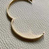 Made in 1951 - 18k gold hinged bangle with etched floral motif - By Heribert Engelbert - Stockholm, Sweden