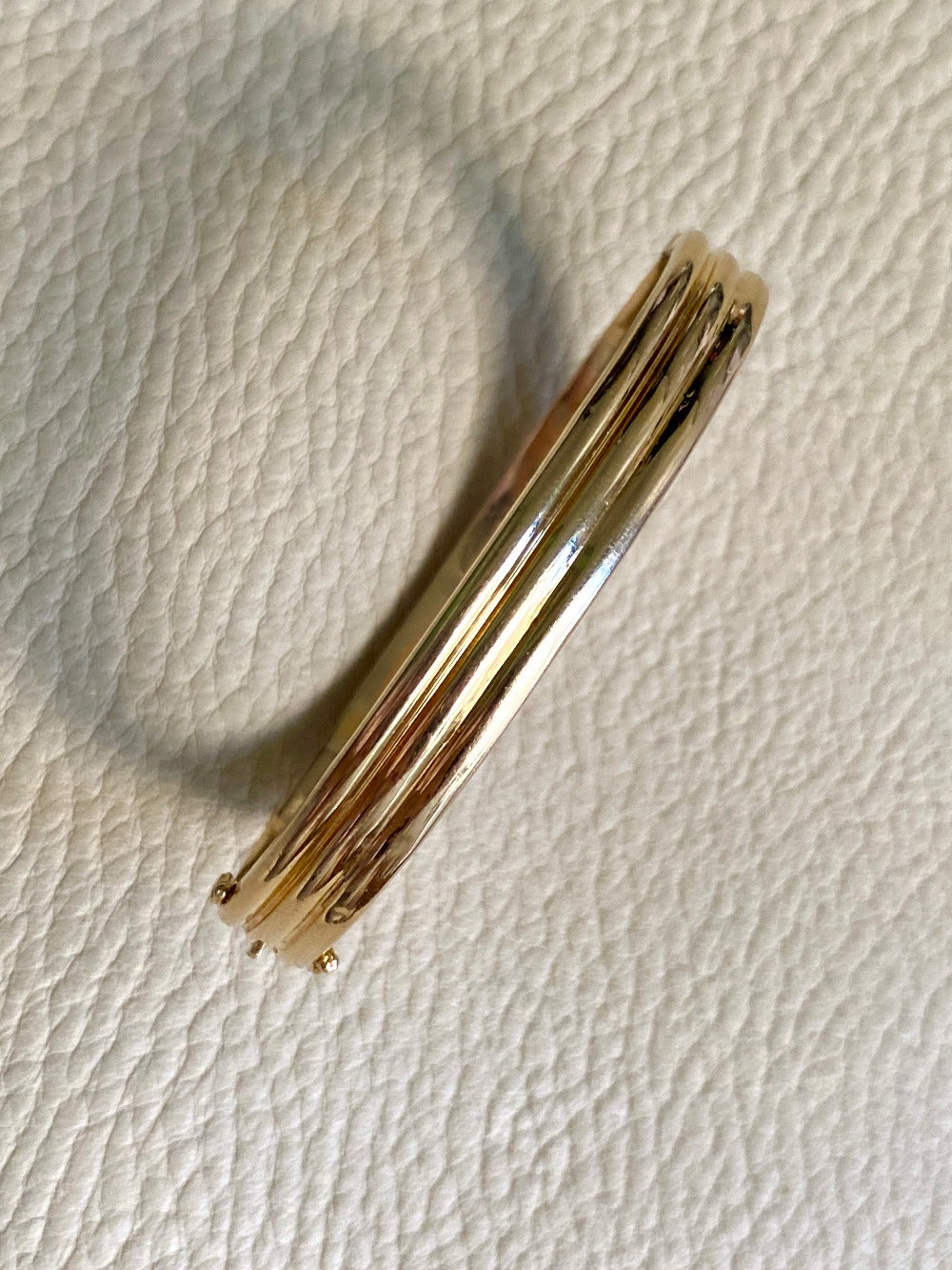 Made in 1952 - 18k gold hinged bangle with ridged hemispheres