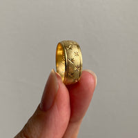 Midcentury Scandinavian vintage - Star etched 18k gold band ring