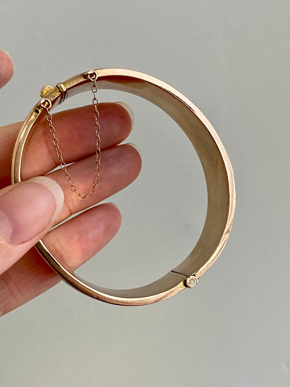 Antique floral engraved wide hinged 9k bangle - Birmingham, England