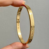 Made in 1951 - 18k gold hinged bangle with etched floral motif - By Heribert Engelbert - Stockholm, Sweden