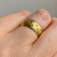 Midcentury Scandinavian vintage - Star etched 18k gold band ring