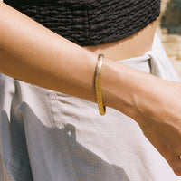 Vintage 18k Gold Snakey Omega Link Bracelet with Hand Scribed Stars - 7.5 inch length
