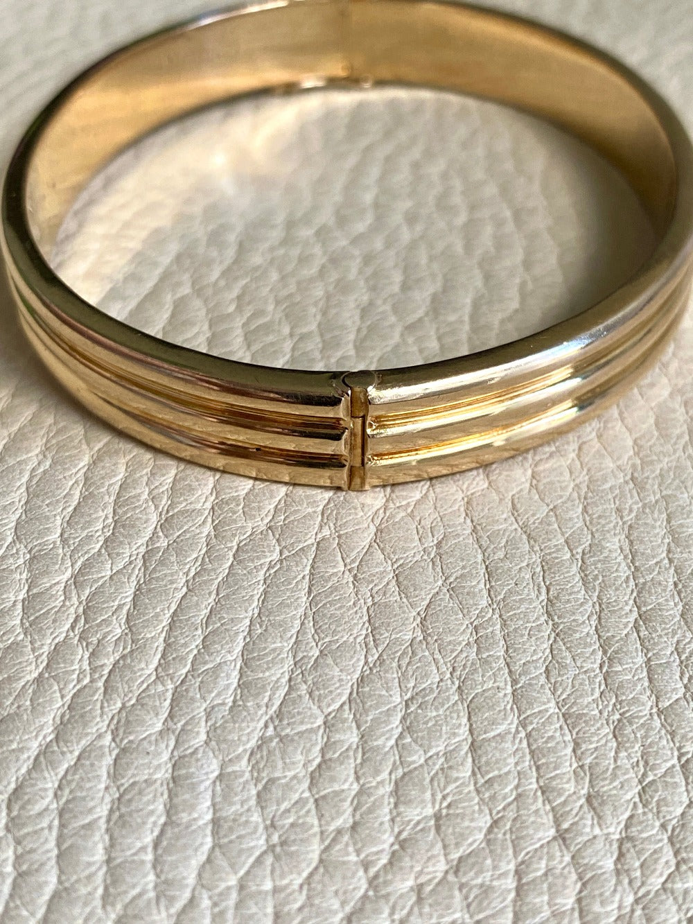 Made in 1952 - 18k gold hinged bangle with ridged hemispheres