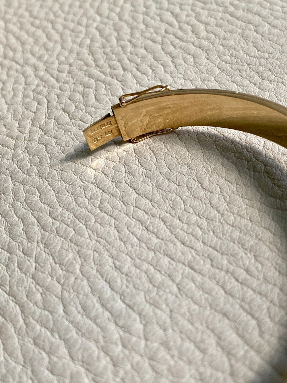Made in 1952 - 18k gold hinged bangle with ridged hemispheres