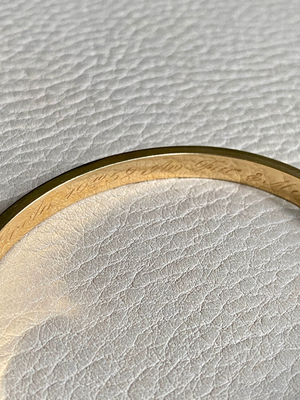 Made in 1951 - 18k gold hinged bangle with etched floral motif - By Heribert Engelbert - Stockholm, Sweden